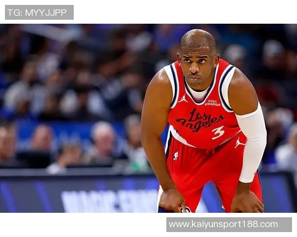 保罗重返快船基地训练展现老炮风采双手暴扣引发球迷热议